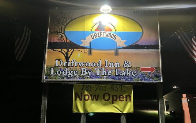 Driftwood Inn and Lodge by the lake