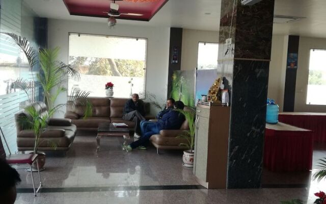 Hotel Dhanraj Palace