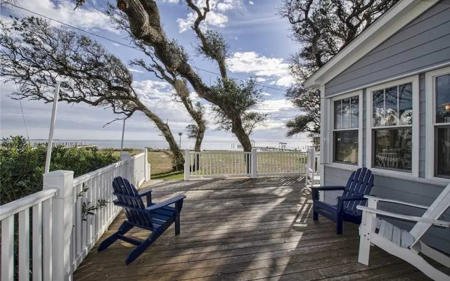 Whispering Oaks 3 Bedroom Home by RedAwning