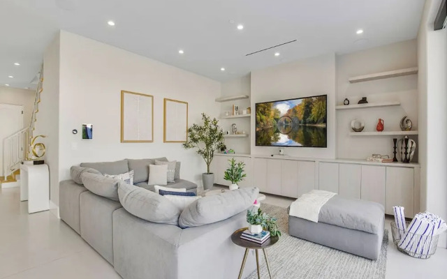 Villa Camellia - Charming 5 BR Home in the Heart of Studio City