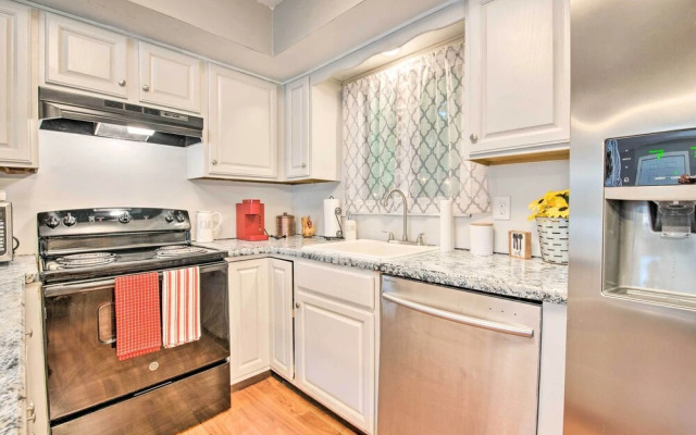 Poconos House w/ Large Deck, Gas Grill & Fire Pit!