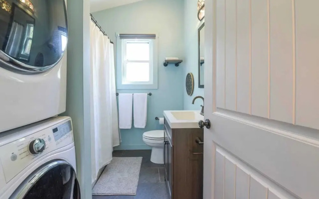 Plum Perfect Hideaway by Avantstay Near Downtown