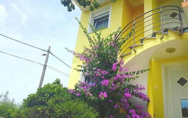 Floral Apartments Yazzy 1