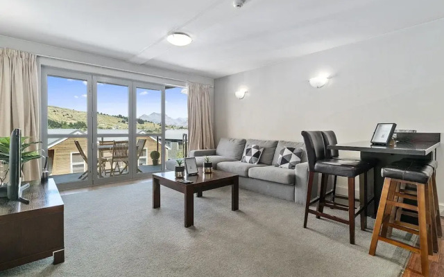 Lakeside Living - Modern 2-Bedroom Apartment