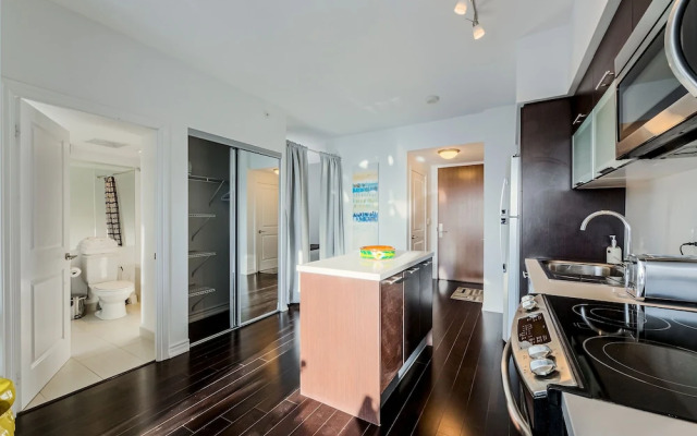 Atlas Suites - Bay & College