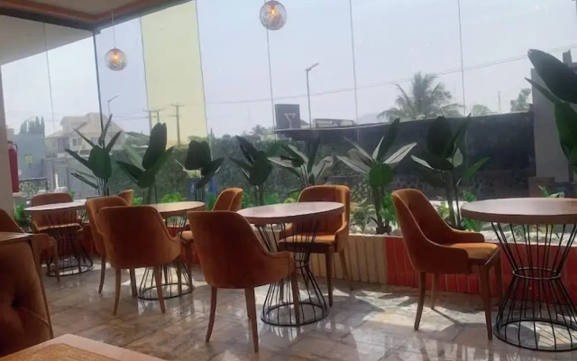 GlassTop Lounge