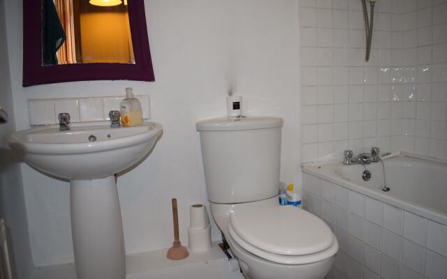 2 Bedroom House on James Street Sleeps 4