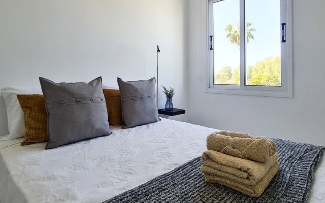 Phaedrus Living: Seaside Executive Flat Harbour 206