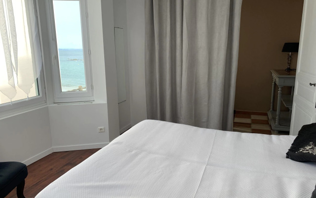 Duplex apartment in a prime seafront location, Treboul, Douarnenez