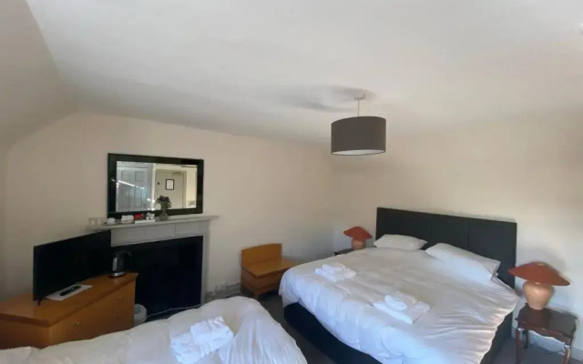OYO Clovenfords Hotel