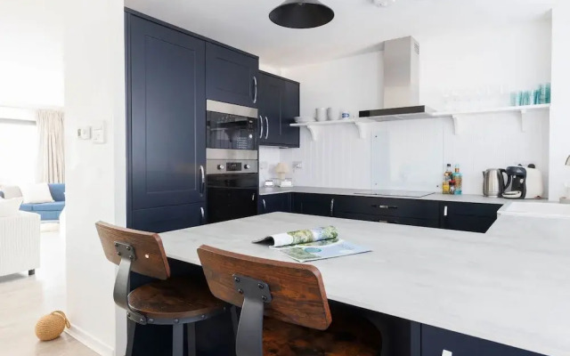 Beautifully Refurbished 4-bed Beachside Retreat