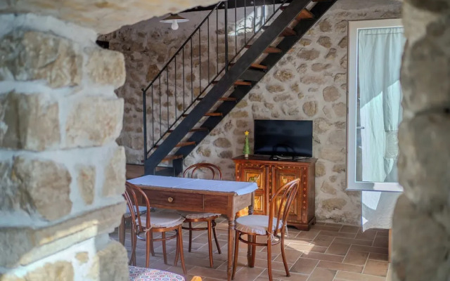 Casale nel Verde con Piscina e Vista