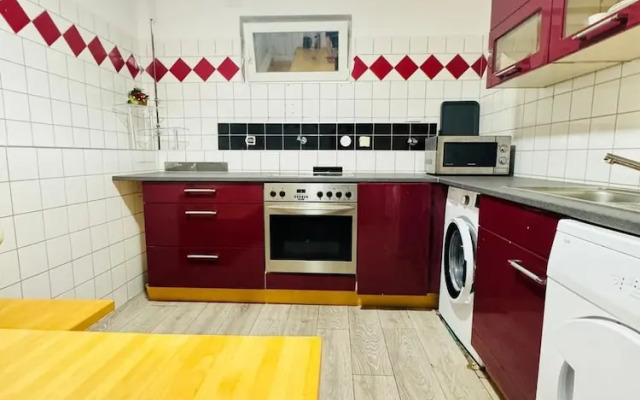 Spacious Home & Garden Free Parking