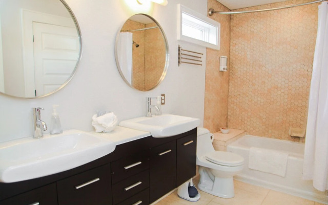 Nashville Sophistication Large Stylish Home + Private Studio!