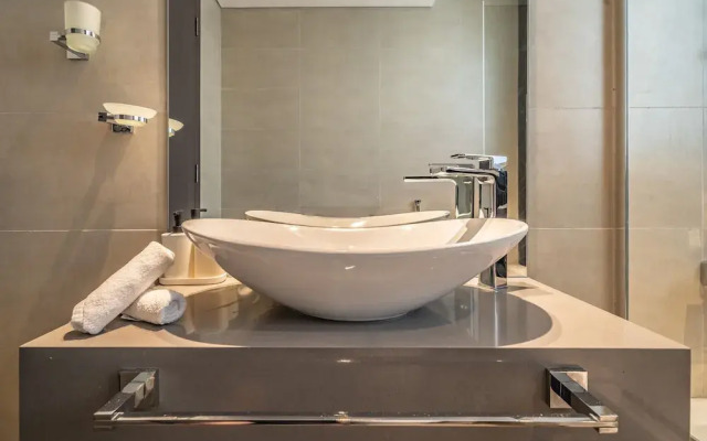 Stylish Waterfront Apartment With Views on Canal