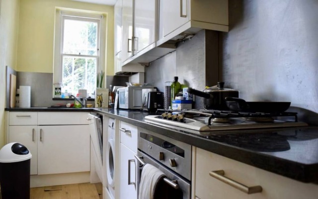 1 Bedroom Apartment With Large Garden in West London