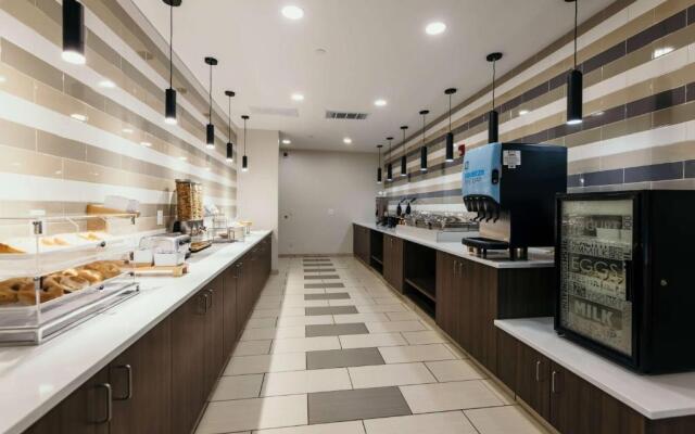 Howard Johnson by Wyndham Bole Plaza Chengwu