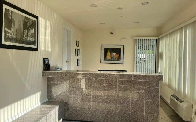 The Warwick Motel and Suites