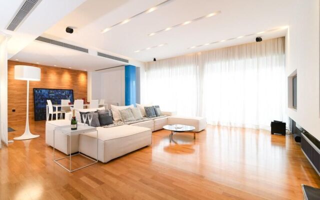 180m homm Newly Renovated Luxurious Penthouse