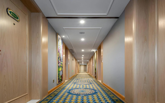 Vienna Hotel (Huainan Railway Station Wuyue Plaza)