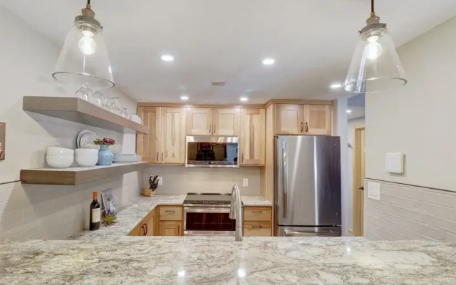 Peregrine Lodge-Remodeled Kitchen-Steps to Super Bee Lift - PG309 by RedAwning