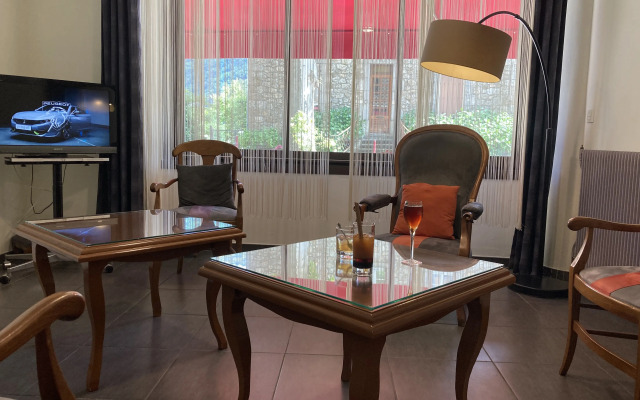 Hôtel et Appartements Les Platanes