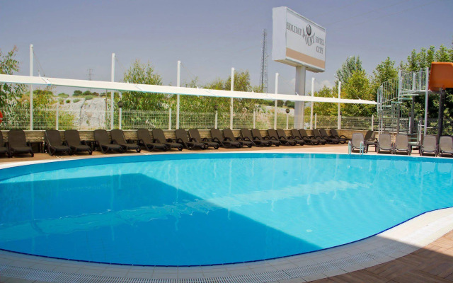 Adella Side Hotel