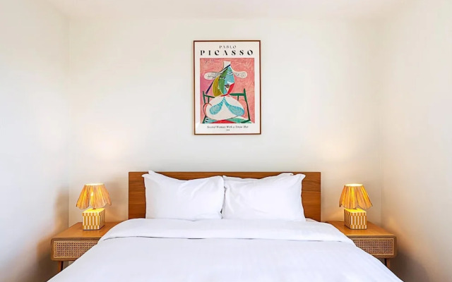 Stylish Chelsea Flat With Luxe Comfort & Charm