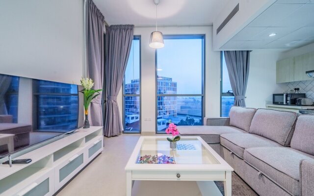Guests and Cohost - Stylish Apartment With Balcony In Liveliest Area