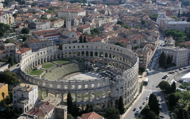 Two Bedrooms Ground Floor Apartment With Private Pool and Garden Near Pula