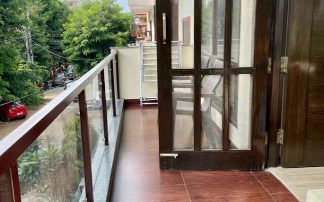 Bluo 3Bhk - Dlf Galleria - Bathtub, Balcony