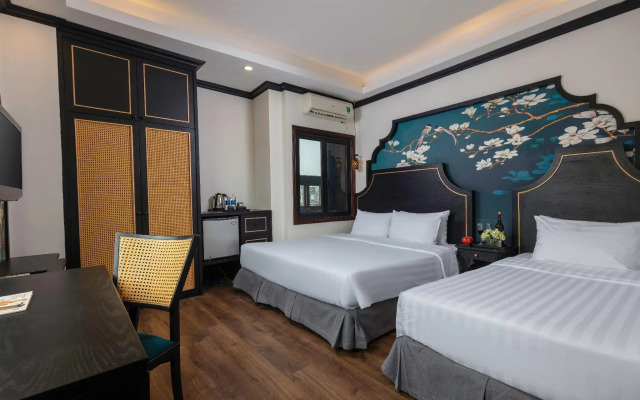 Queen Light Hotel