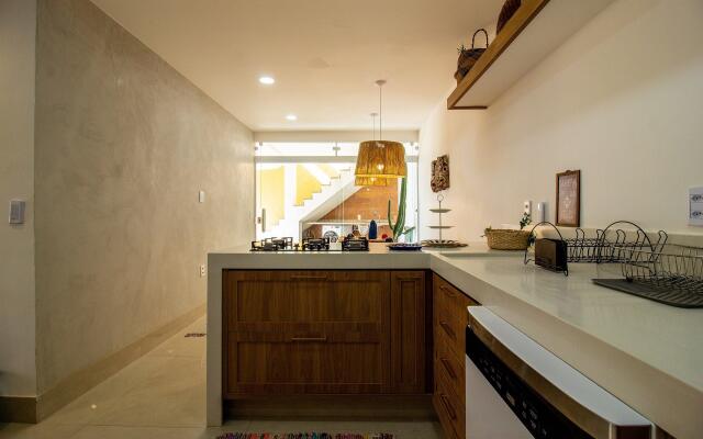 Linda casa c/piscina a beira mar AJA017