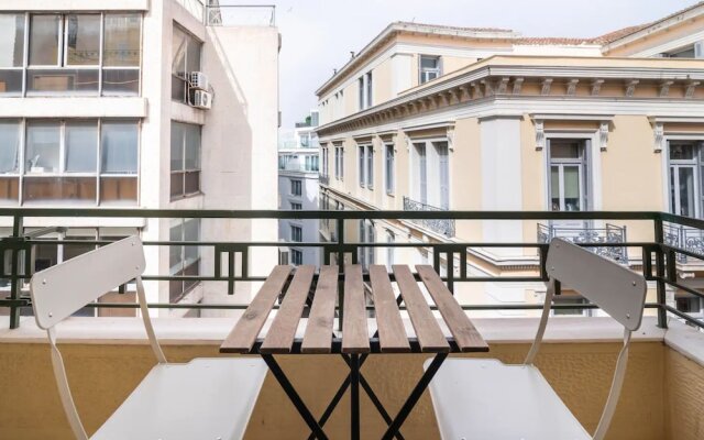 Neoclassical Athenian 2-bed Apt Balcony
