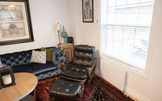 Detached Victorian Style Tiny Home - Long Stays U7