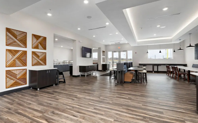 Holiday Inn Express Kansas City North Parkville An IHG Hotel