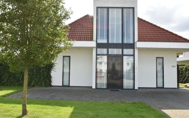 Holiday Home in Zeewolde With Jetty Next to Golf Course