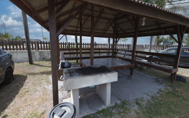 OYO 90968 Teratak Samuderakita Chalet