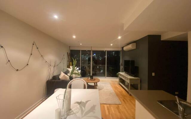 Stylish 2 Bedroom Apartment in Port Melbourne With City Views