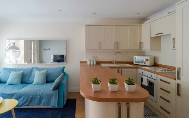 Fantastic 1BR Home - 1 Stop To Canary Wharf!