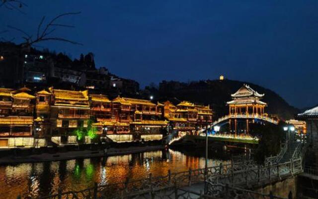 Xiangxi Phoenix Long River Inn