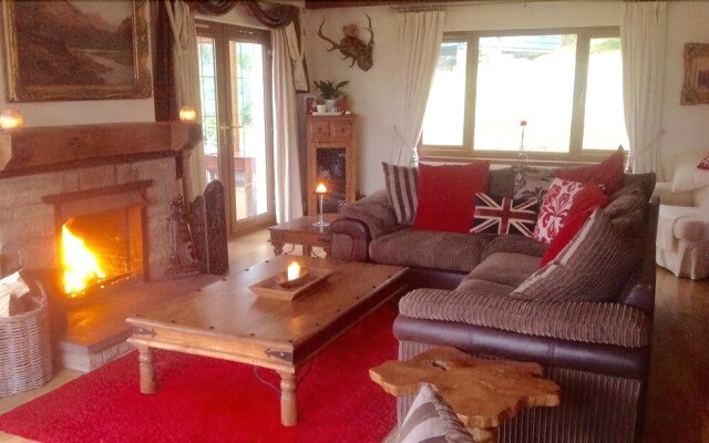 Auchenheglish Lodges - Callanish House