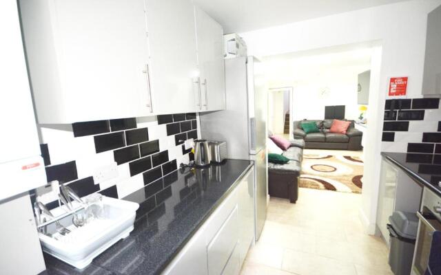 London Zone 2 Three Bedroom Apartment