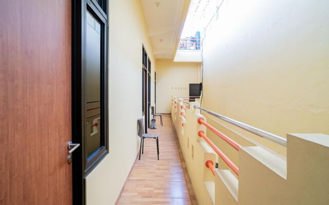 RedDoorz Syariah near Jembatan Merah Plaza