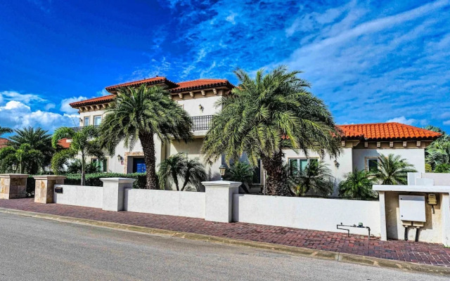 Upscale Ocean View Villa With Pool + Outdoor Kitchen