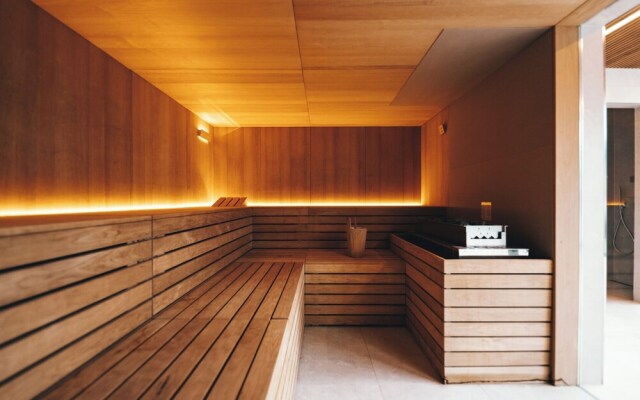 Stylish Luxurious Apt w Pool & Gym ID214