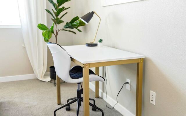 Chic Apt w Jacuzzi Pool BBQ Mountain Views