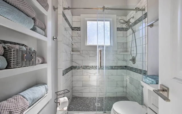 < 2 Mi to Pleasure Pier: Cozy Beach Bungalow