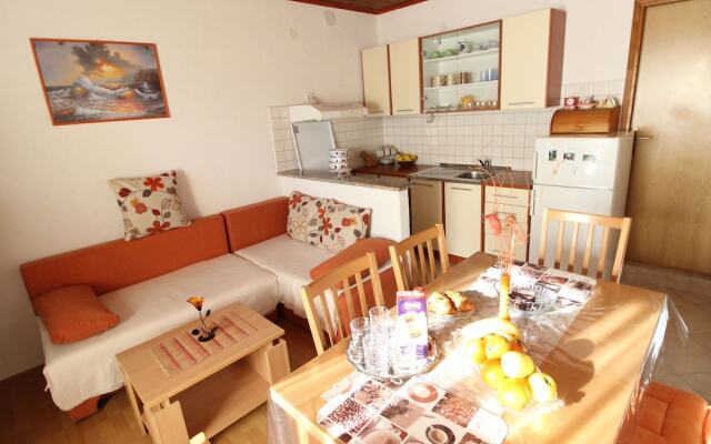 Authentic Holiday House in Quiet Area, Only 30m From Beautiful Pebble Beach