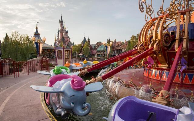 Отель Disney Hotel Santa Fe